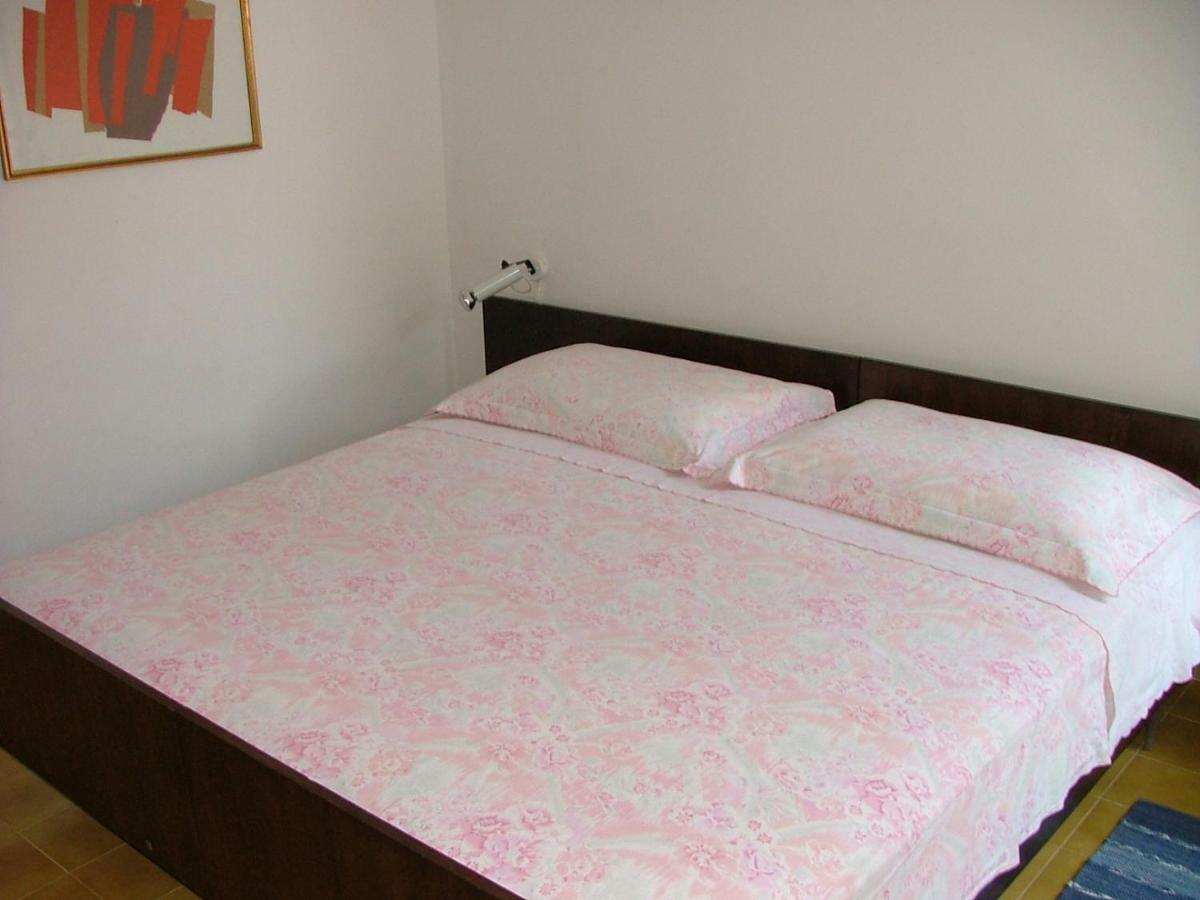 Apartments Polic Примоштен Екстер'єр фото